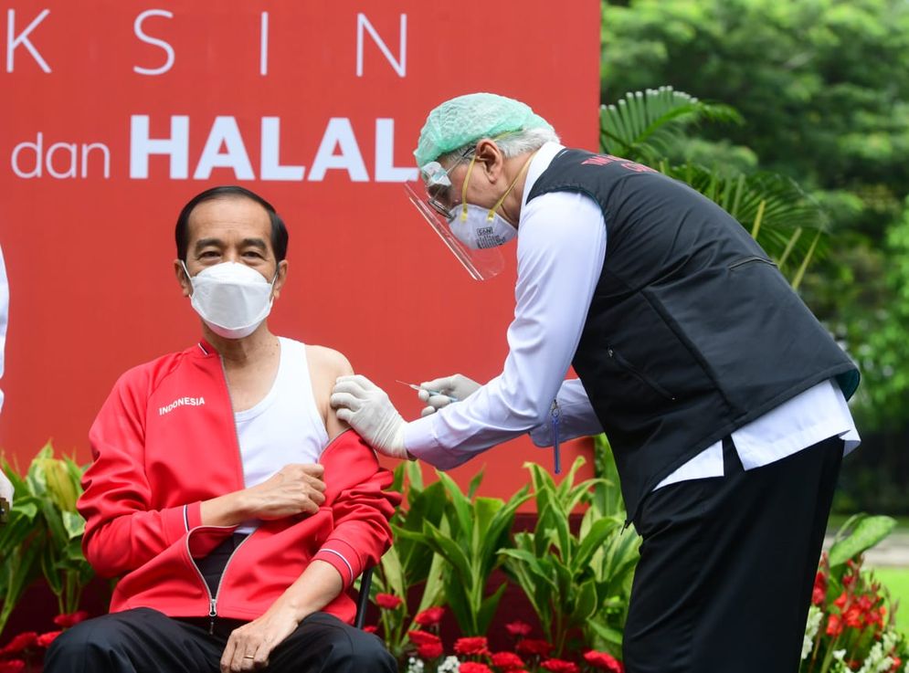 Presiden Jokowi saat menerima suntikan vaksin kedua