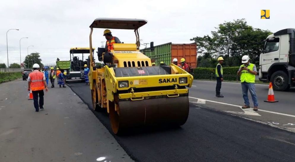 Kementerian Pekerjaan Umum dan Perumahan Rakyat (PUPR) melalui Direktorat Jenderal (Ditjen) Bina Marga melakukan pemeliharaan rutin jalan. / Dok. Kementerian PUPR