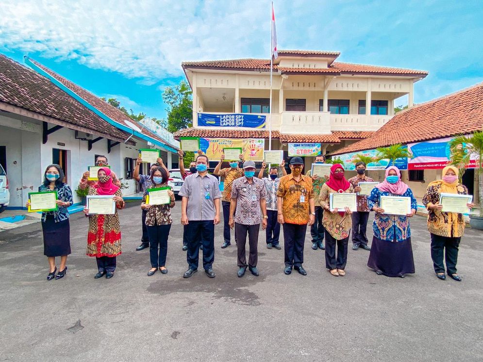 Penyerahan tanda kepesertaan BP Jamsostek untuk THL kelurahan se Kecamatan Karanganyar