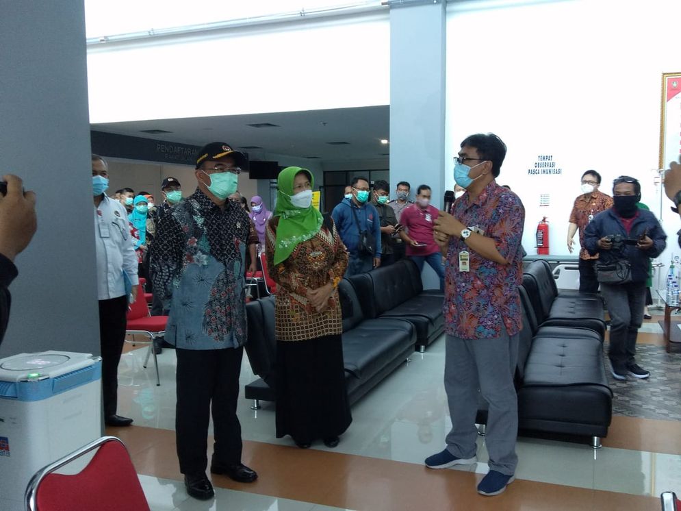 Menteri PMK Muhadjir Effendy saat memantau vaksinasi nakes di RS Bung Karno Solo
