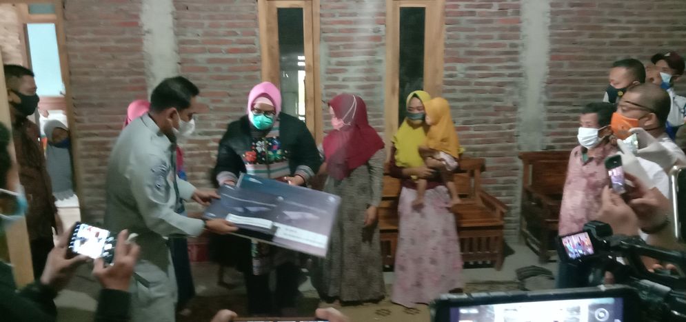 Kepala Cabang PT Jasa Raharja Jawa Tengah dan Bupati Sragen menyerahkan santunan untuk korban Sriwijaya Air