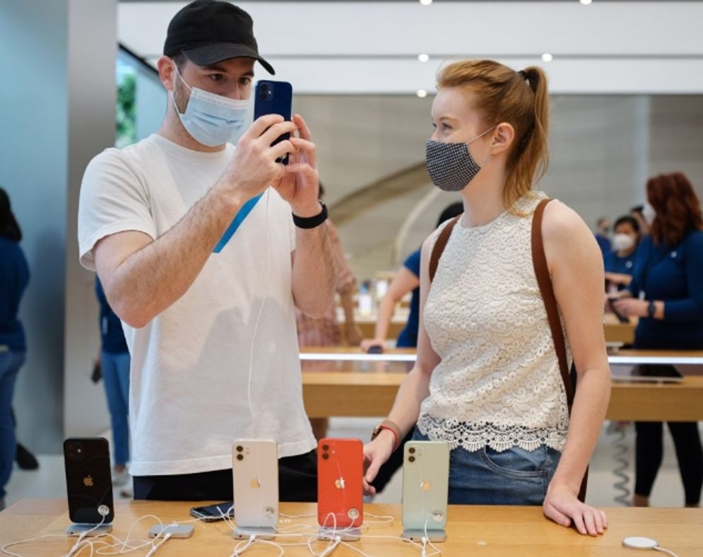 Pengunjung di Apple Store Singapura.