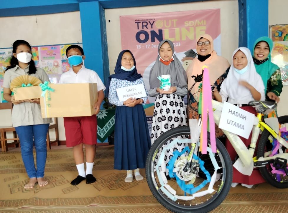 Penyerahan hadiah bagi pemenang