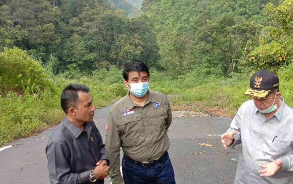 Wagub Sumbar Nasrul Abit saat bersama Kemenko Marves di kawasan jalan tembus Solok - Pesisir Selatan. Foto: isit