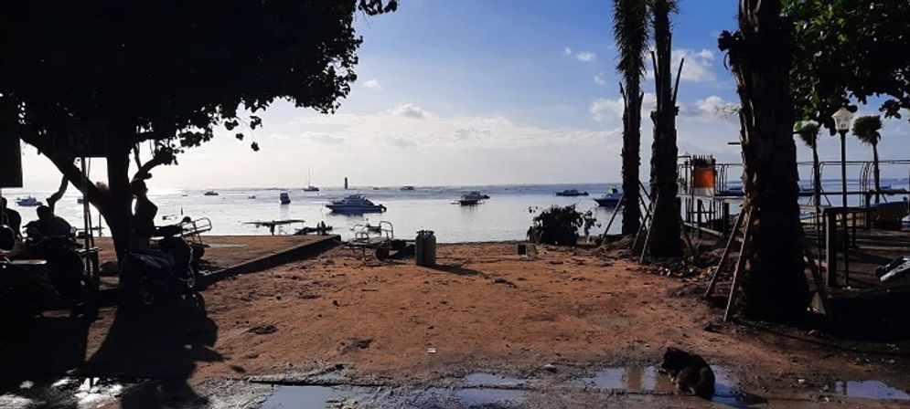 Sepinya salah satu pantai favorit bagi wisatawan itu, tak lepas dari surat imbauan dari Majelis Desa Adat (MDA) Kota Denpasar bernomor  25 / MDA-DPS / I / 2021  tentang pelaksanaan Hari Suci Saraswati, Banyu Pinaruh dan Hari Pagerwesi. 