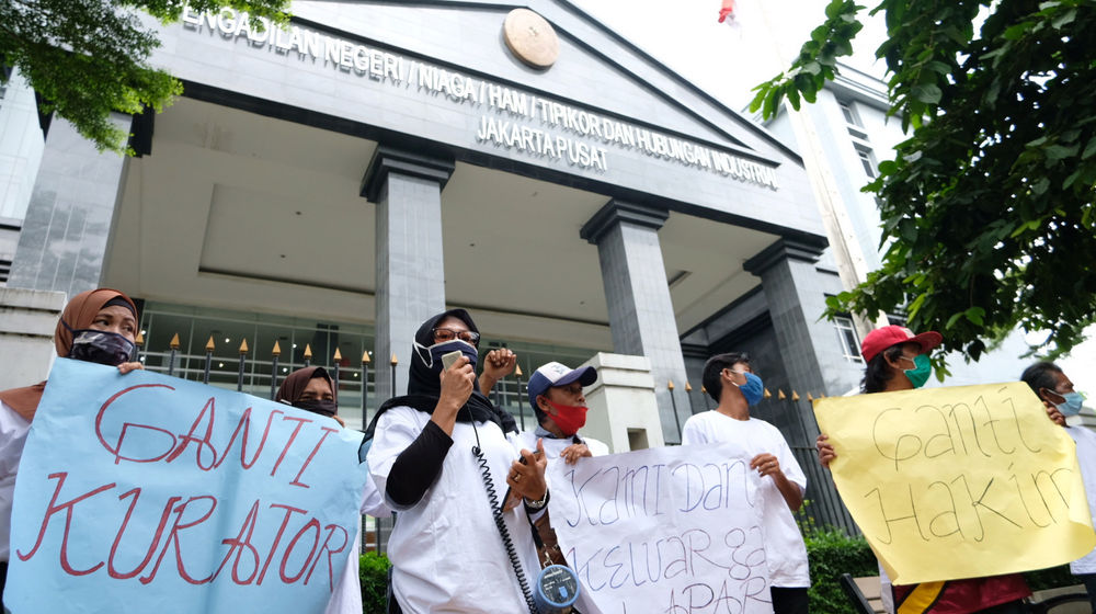 <p>Puluhan buruh menggelar aksi unjuk rasa menuntut hak pembukaan rekening yang dibekukan oleh kurator atas perkara pailit Penundaan Kewajiban Pembayaran Utang (PKPU) CNQC- MITRA JO. di Pengadilan Negeri (PN) Niaga Jakarta Pusat, Senin, 11 Januari 2021. Foto: Ismail Pohan/TrenAsia</p>