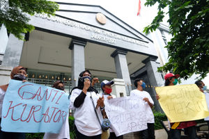 <p>Puluhan buruh menggelar aksi unjuk rasa menuntut  hak pembukaan rekening yang dibekukan oleh kurator atas perkara pailit Penundaan Kewajiban Pembayaran Utang (PKPU) CNQC- MITRA JO. di Pengadilan Negeri (PN) Niaga Jakarta Pusat, Senin, 11 Januari 2021. Foto: Ismail Pohan/TrenAsia</p>
