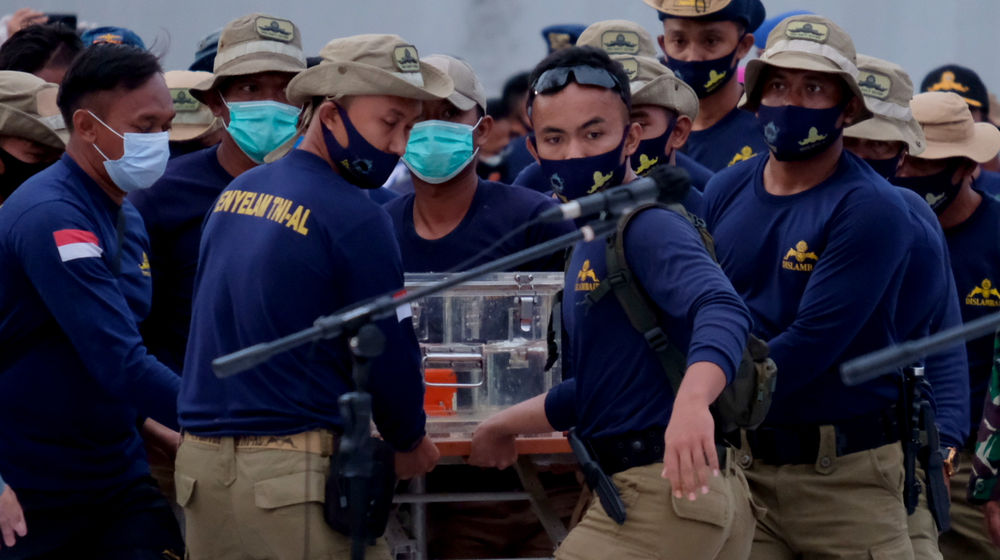<p>Tim pemyelam membawa black box Flight Data Recorder (FDR) kecelakaan pesawat Sriwijaya Air SJ-182 saat tiba di dermaga JICT 2, Tanjung Priok, Jakarta, Selasa, 12 Januari 2021. Foto: Ismail Pohan/TrenAsia</p>
