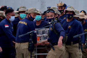 <p>Tim pemyelam membawa black box Flight Data Recorder (FDR) kecelakaan pesawat Sriwijaya Air SJ-182 saat tiba di dermaga JICT 2, Tanjung Priok, Jakarta, Selasa, 12 Januari 2021. Foto: Ismail Pohan/TrenAsia</p>

