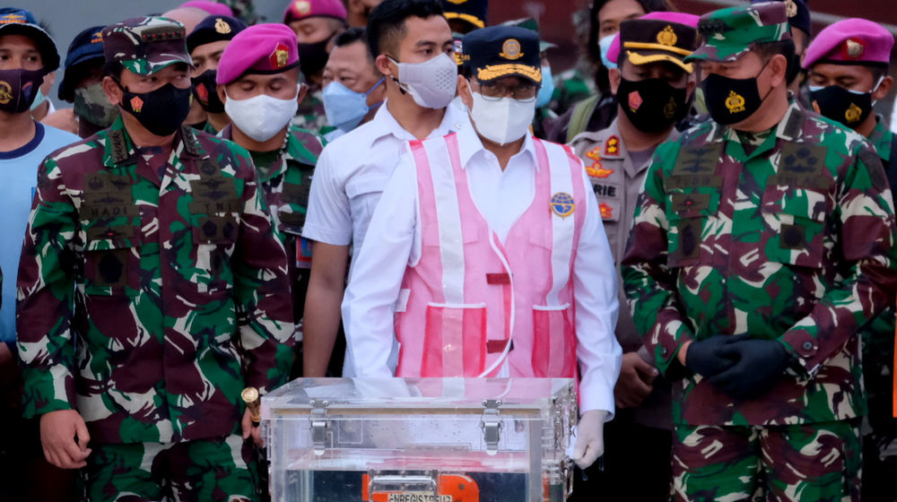 <p>Menteri Perhubungan Budi Karya Sumadi, Panglima TNI Marsekal Hadi Tjahjanto dan Kepala Staff Angkatan Laut Laksamana TNI Yudo Margono saat serah terima black box Flight Data Recorder (FDR) kecelakaan pesawat Sriwijaya Air SJ-182 di dermaga JICT 2, Tanjung Priok, Jakarta, Selasa, 12 Januari 2021. Foto: Ismail Pohan/TrenAsia</p>
