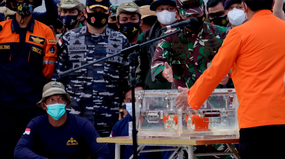 <p>Panglima TNI Marsekal Hadi Tjahjanto bersama Kepala Basarnas, Marsekal Madya TNI Bagus Puruhito saat serah terima black box Flight Data Recorder (FDR) kecelakaan pesawat Sriwijaya Air SJ-182 di dermaga JICT 2, Tanjung Priok, Jakarta, Selasa, 12 Januari 2021. Foto: Ismail Pohan/TrenAsia</p>
