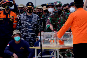 <p>Panglima TNI Marsekal Hadi Tjahjanto bersama Kepala Basarnas, Marsekal Madya TNI Bagus Puruhito saat serah terima black box Flight Data Recorder (FDR) kecelakaan pesawat Sriwijaya Air SJ-182 di dermaga JICT 2, Tanjung Priok, Jakarta, Selasa, 12 Januari 2021. Foto: Ismail Pohan/TrenAsia</p>