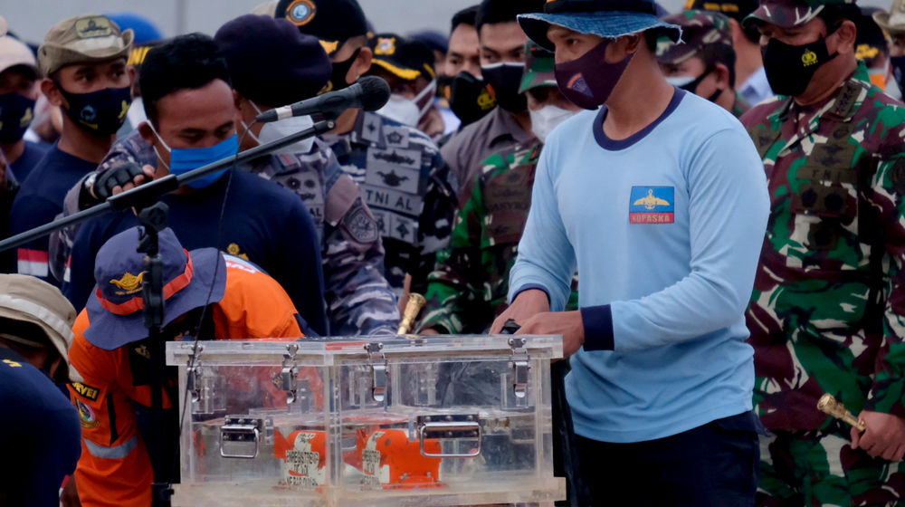 <p>Tim penyelam meletakkan black box Flight Data Recorder (FDR) kecelakaan pesawat Sriwijaya Air SJ-182 di dermaga JICT 2, Tanjung Priok, Jakarta, Selasa, 12 Januari 2021. Foto: Ismail Pohan/TrenAsia</p>

