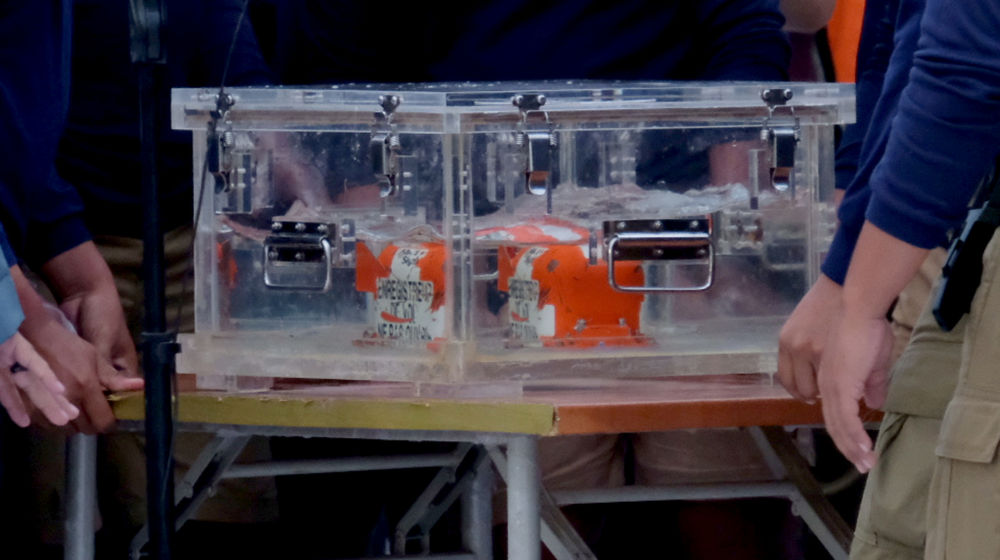 <p>Tampak black box Flight Data Recorder (FDR) kecelakaan pesawat Sriwijaya Air SJ-182 tiba di dermaga JICT 2, Tanjung Priok, Jakarta, Selasa, 12 Januari 2021. Foto: Ismail Pohan/TrenAsia</p>
