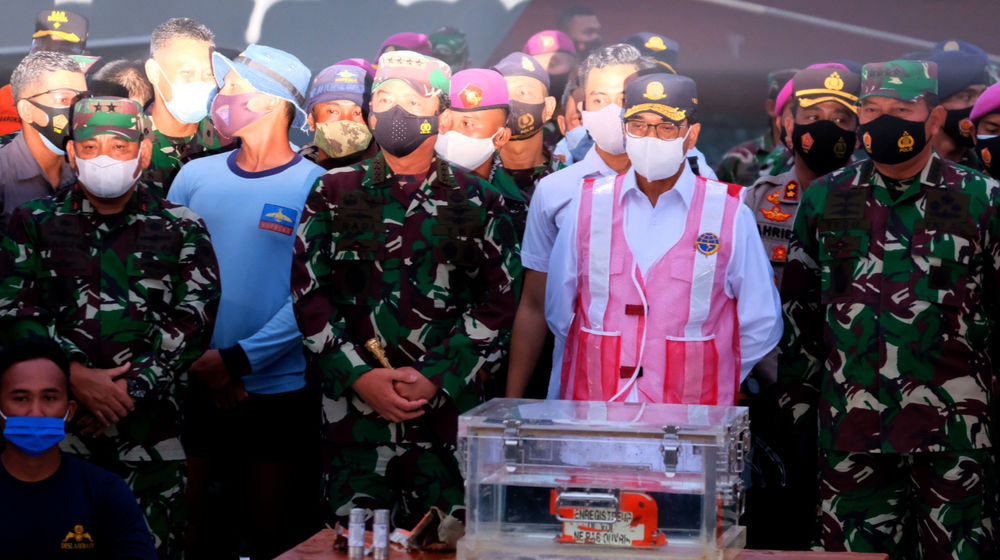 <p>Menteri Perhubungan Budi Karya Sumadi, Panglima TNI Marsekal Hadi Tjahjanto dan Kepala Staff Angkatan Laut Laksamana TNI Yudo Margono saat serah terima black box Flight Data Recorder (FDR) kecelakaan pesawat Sriwijaya Air SJ-182 di dermaga JICT 2, Tanjung Priok, Jakarta, Selasa, 12 Januari 2021. Foto: Ismail Pohan/TrenAsia</p>
