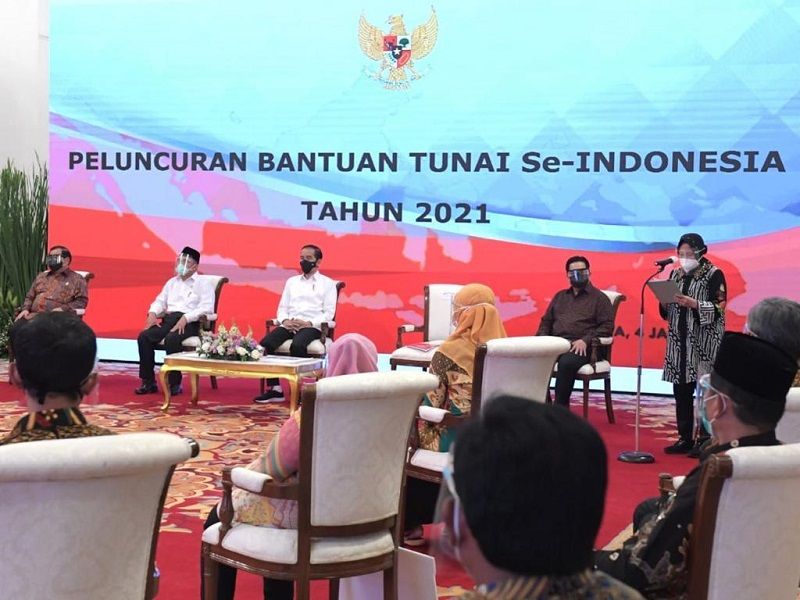 <p>Presiden Joko Widodo dan Menteri Sosial Tri Rismaharini merilis bansos tunai 2021 / Dok. BPMI Setpres</p>
