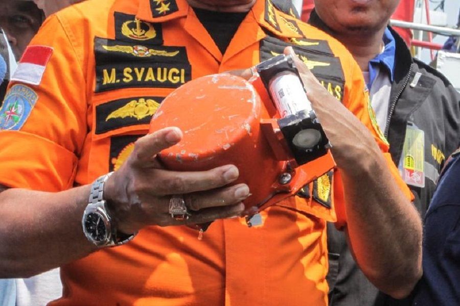 <p>Black box alias kotak hitam yang berwarna oranye ini menyimpan rekaman percakapan di dalam pesawat sebelum kecelakaan Sriwijaya Air SJ-182 / Reuters</p>
