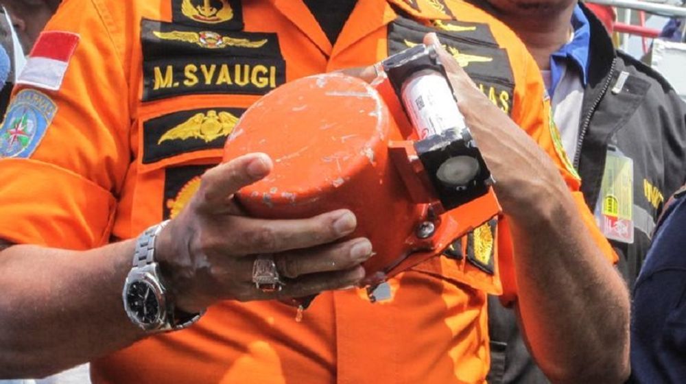 <p>Black box alias kotak hitam yang berwarna oranye ini menyimpan rekaman percakapan di dalam pesawat sebelum kecelakaan Sriwijaya Air SJ-182 / Reuters</p>