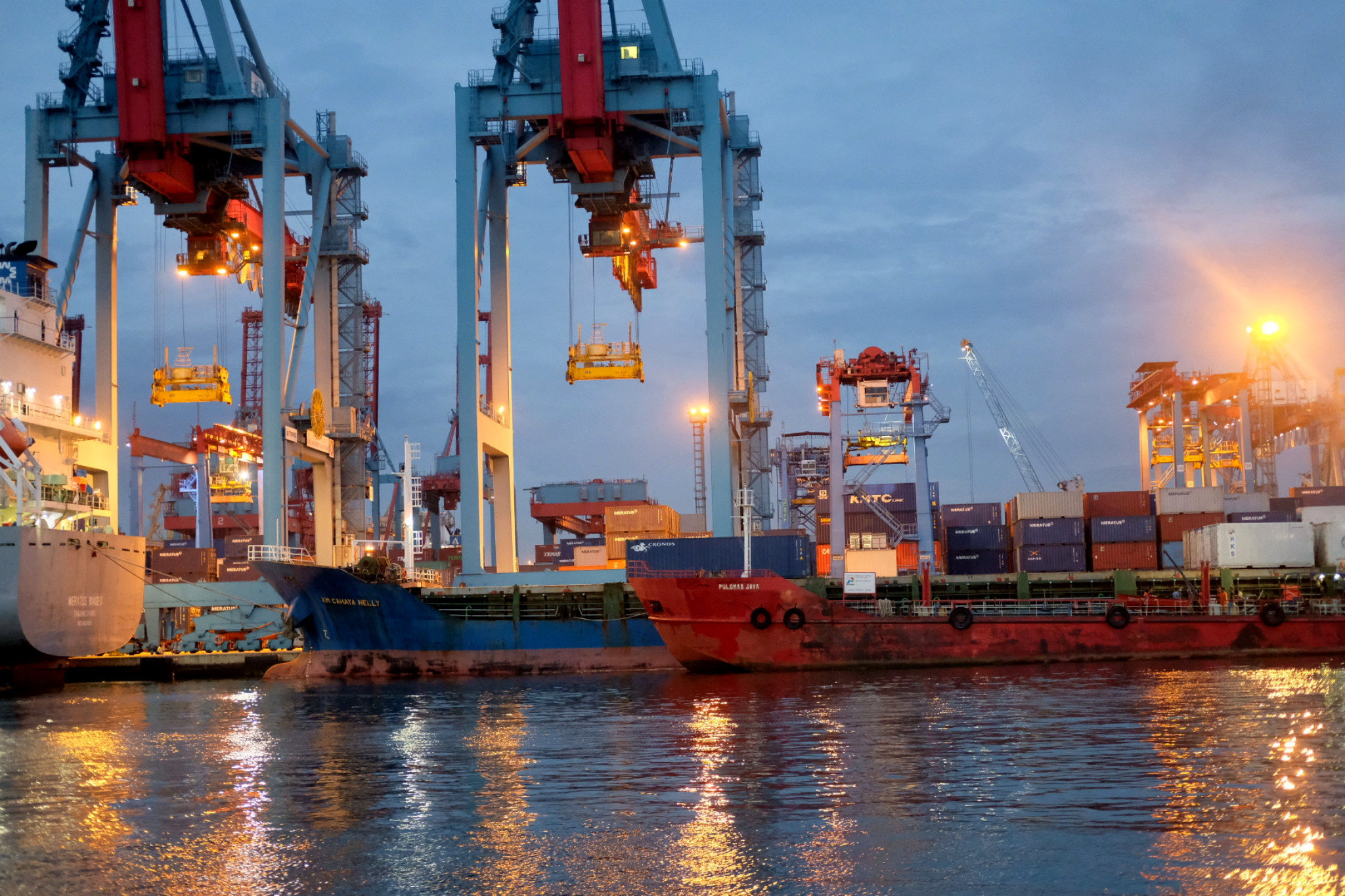 <p>Suasana crane bongkar muat peti kemas di dermaga Pelabuhan Tanjung Priok, Jakarta, Senin, 11 Januari 2021. Foto: Ismail Pohan/TrenAsia</p>
