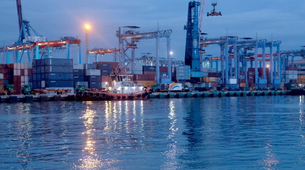 <p>Suasana crane bongkar muat peti kemas di dermaga Pelabuhan Tanjung Priok, Jakarta, Senin, 11 Januari 2021. Foto: Ismail Pohan/TrenAsia</p>