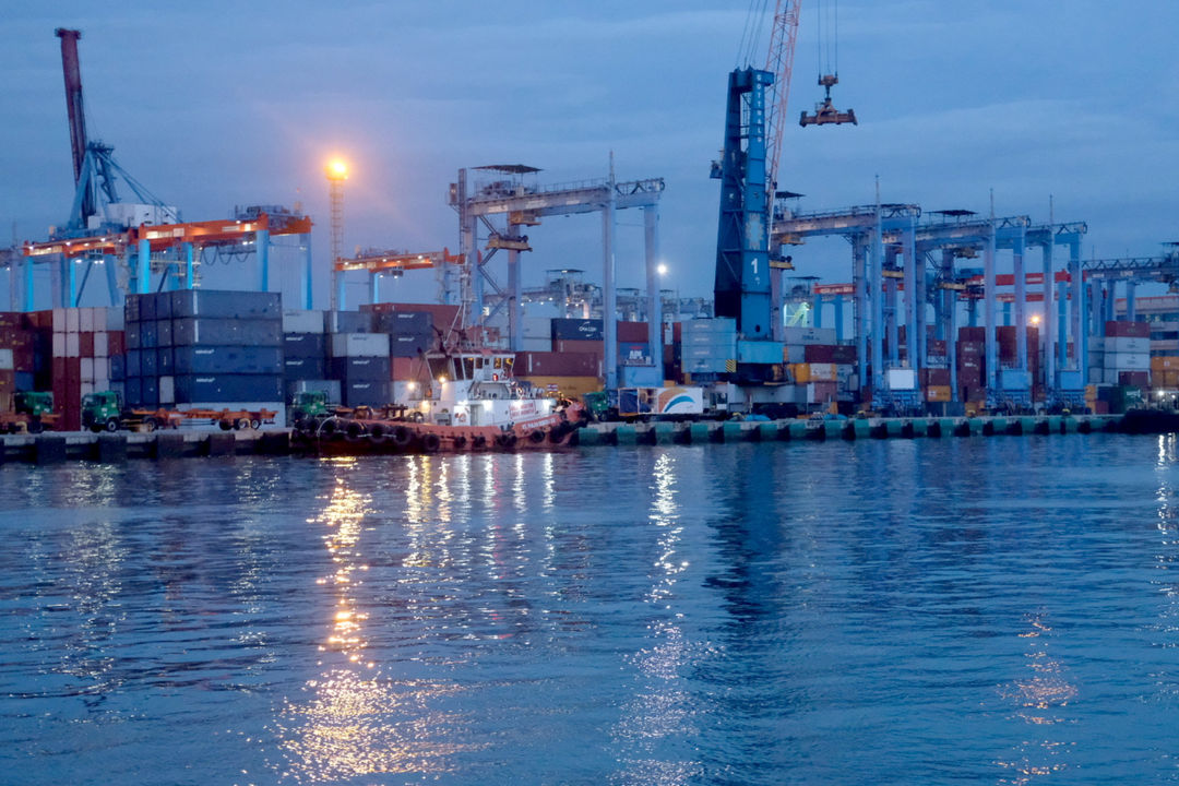 <p>Suasana crane bongkar muat peti kemas di dermaga Pelabuhan Tanjung Priok, Jakarta, Senin, 11 Januari 2021. Foto: Ismail Pohan/TrenAsia</p>
