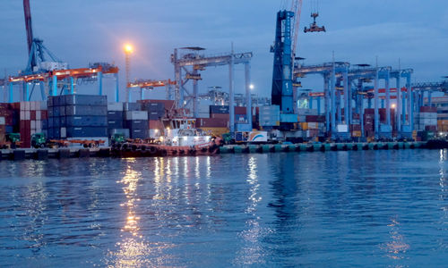 <p>Suasana crane bongkar muat peti kemas di dermaga Pelabuhan Tanjung Priok, Jakarta, Senin, 11 Januari 2021. Foto: Ismail Pohan/TrenAsia</p>
