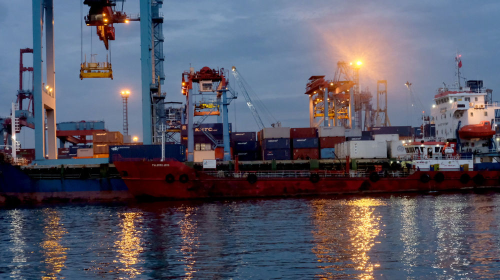 Suasana crane bongkar muat peti kemas di dermaga Pelabuhan Tanjung Priok, Jakarta, Senin, 11 Januari 2021. 