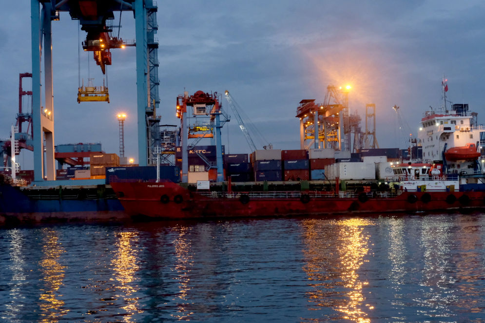 Suasana crane bongkar muat peti kemas di dermaga Pelabuhan Tanjung Priok, Jakarta, Senin, 11 Januari 2021. 