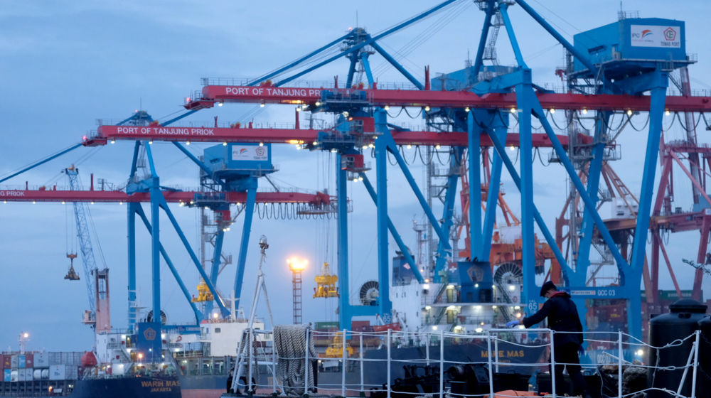 <p>Kapal melintas didekat crane bongkar muat peti kemas di dermaga Pelabuhan Tanjung Priok, Jakarta, Senin, 11 Januari 2021. Foto: Ismail Pohan/TrenAsia</p>

