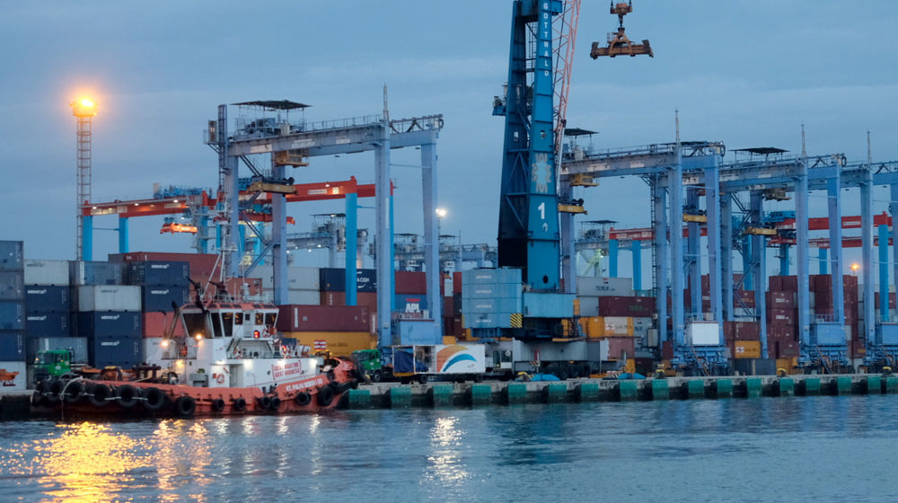 <p>Kapal bersandar didekat crane bongkar muat peti kemas di dermaga Pelabuhan Tanjung Priok, Jakarta, Senin, 11 Januari 2021. Foto: Ismail Pohan/TrenAsia</p>
