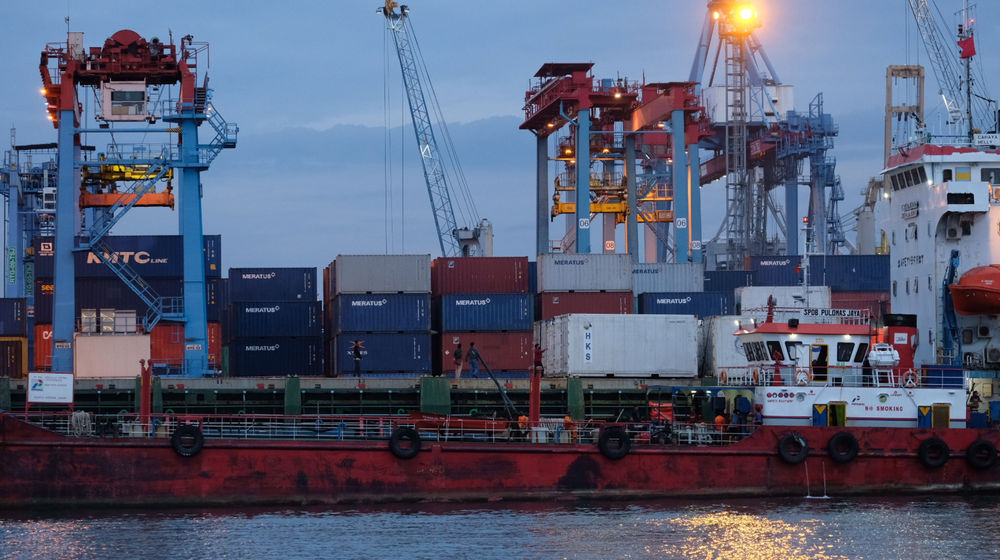 <p>Kapal bersandar didekat crane bongkar maut peti kemas di dermaga Pelabuhan Tanjung Priok, Jakarta, Senin, 11 Januari 2021. Foto: Ismail Pohan/TrenAsia</p>