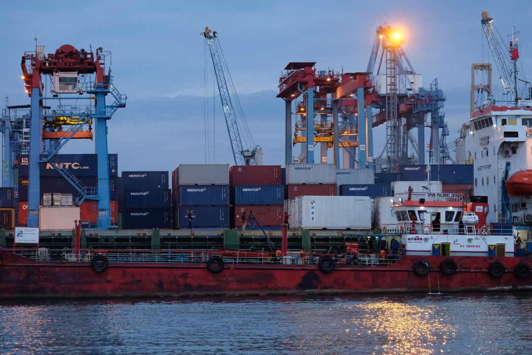 <p>Kapal bersandar didekat crane bongkar maut peti kemas di dermaga Pelabuhan Tanjung Priok, Jakarta, Senin, 11 Januari 2021. Foto: Ismail Pohan/TrenAsia</p>
