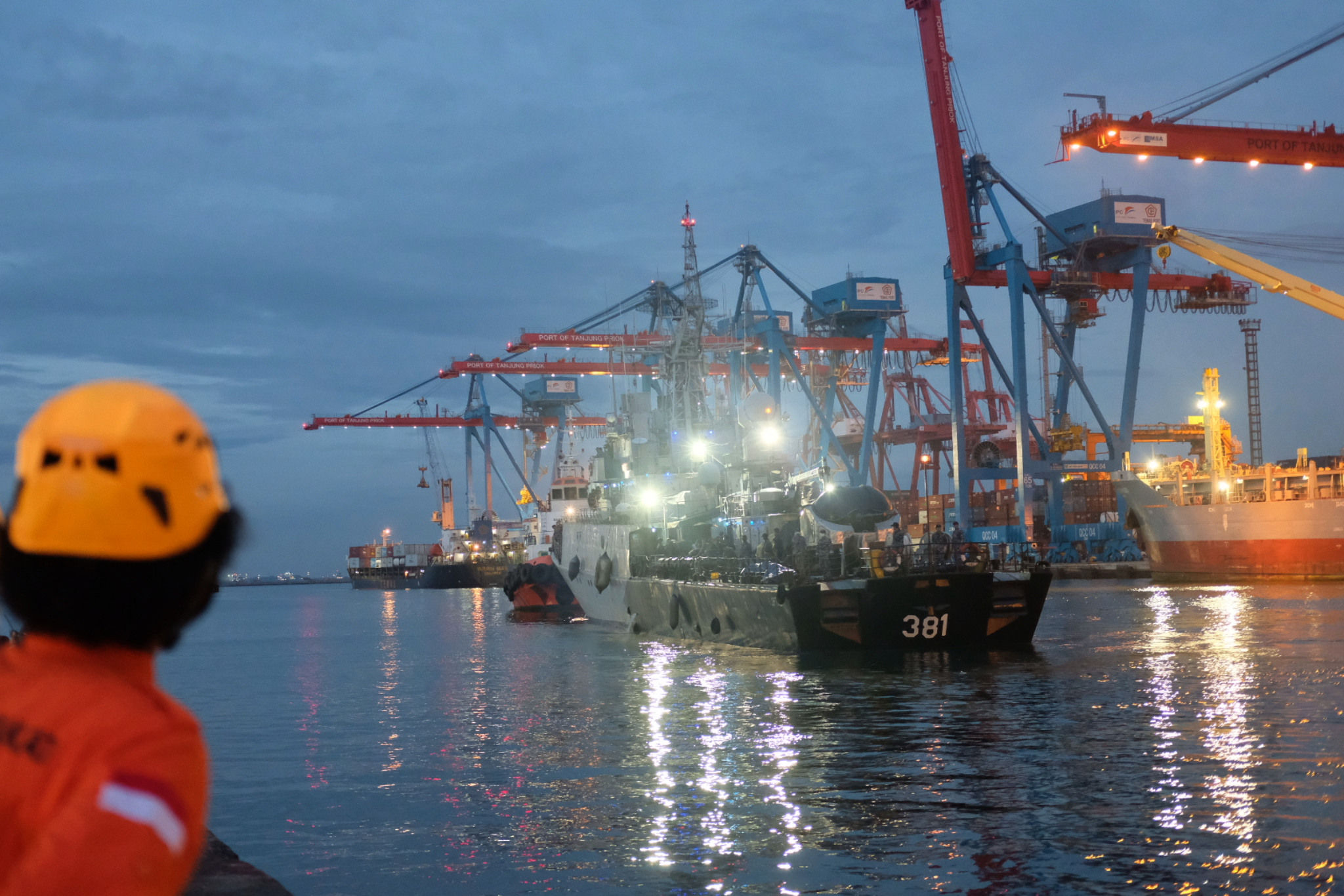 <p>Kapal melintas didekat crane bongkar muat peti kemas di dermaga Pelabuhan Tanjung Priok, Jakarta, Senin, 11 Januari 2021. Foto: Ismail Pohan/TrenAsia</p>
