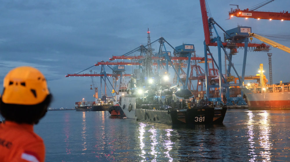 <p>Kapal melintas didekat crane bongkar muat peti kemas di dermaga Pelabuhan Tanjung Priok, Jakarta, Senin, 11 Januari 2021. Foto: Ismail Pohan/TrenAsia</p>
