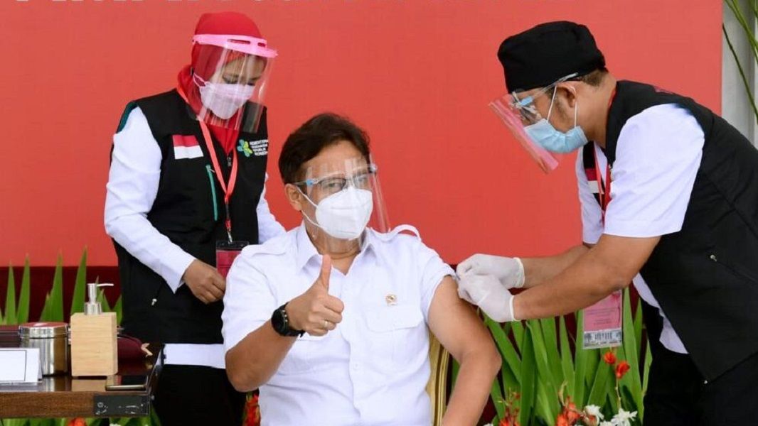 <p>Menteri Kesehatan, Budi Gunadi Sadikin, saat menjadi salah satu penerima awal pada vaksinasi COVID-19 Perdana bersama Presiden, Rabu, 13 Januari 2021, di teras Istana Merdeka, Jakarta. / Foto: BPMI Setpres/Muchlis Jr.</p>
