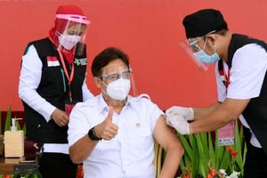 <p>Menteri Kesehatan, Budi Gunadi Sadikin, saat menjadi salah satu penerima awal pada vaksinasi COVID-19 Perdana bersama Presiden, Rabu, 13 Januari 2021, di teras Istana Merdeka, Jakarta. / Foto: BPMI Setpres/Muchlis Jr.</p>
