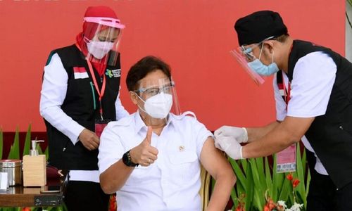<p>Menteri Kesehatan, Budi Gunadi Sadikin, saat menjadi salah satu penerima awal pada vaksinasi COVID-19 Perdana bersama Presiden, Rabu, 13 Januari 2021, di teras Istana Merdeka, Jakarta. / Foto: BPMI Setpres/Muchlis Jr.</p>
