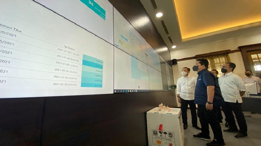 <p>Menteri BUMN Erick Thohir saat mengunjungi tempat penyimpanan vaksin di pabrik Bio Farma / Dok. Kementerian BUMN</p>
