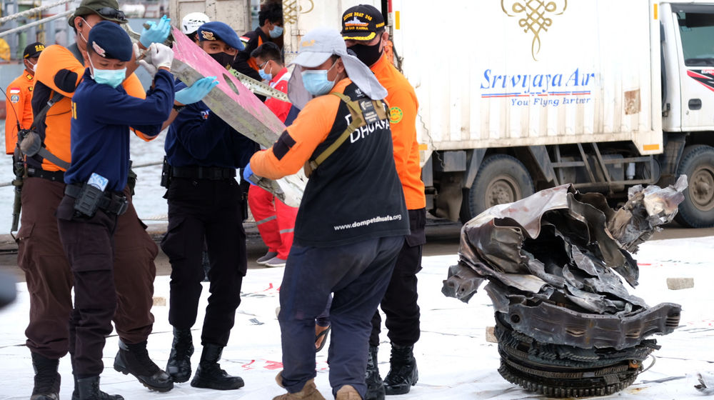 <p>Tim gabungan mengangkat serpihan pesawat Sriwijaya Air SJ 182 yang berhasil di evakuasi dari lokasi pencarian jatuhnya pesawat di perairan Kepulauan Seribu di dermaga JICT 2, Tanjung Priok, Jakarta, Senin, 11 Januari 2021. Foto: Ismail Pohan/TrenAsia</p>
