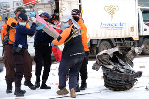 <p>Tim gabungan mengangkat serpihan pesawat Sriwijaya Air SJ 182 yang berhasil di evakuasi dari lokasi pencarian jatuhnya pesawat di perairan Kepulauan Seribu di dermaga JICT 2, Tanjung Priok, Jakarta, Senin, 11 Januari 2021. Foto: Ismail Pohan/TrenAsia</p>
