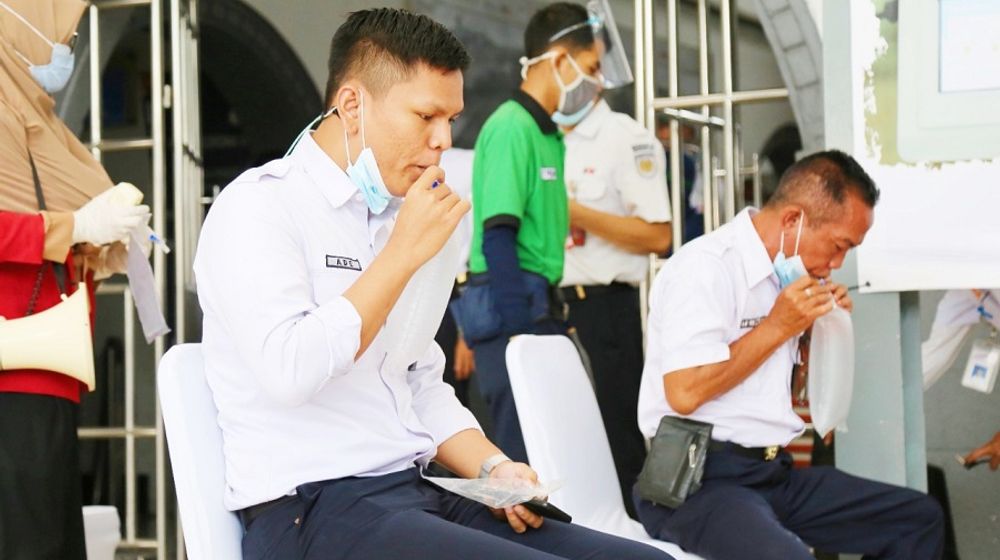 <p>Cara penggunaan GeNose C19 untuk mendeteksi virus COVID-19 dengan cara seperti meniup balon / Dok. KAI</p>
