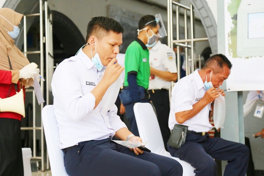 <p>Cara penggunaan GeNose C19 untuk mendeteksi virus COVID-19 dengan cara seperti meniup balon / Dok. KAI</p>
