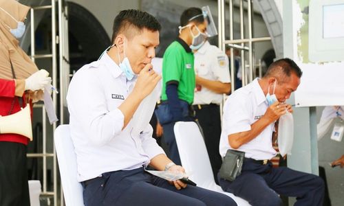 <p>Cara penggunaan GeNose C19 untuk mendeteksi virus COVID-19 dengan cara seperti meniup balon / Dok. KAI</p>
