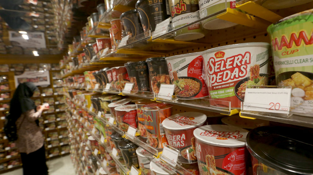<p>Pengunjung memilih varian produk mie instan di gerai KKV pusat perbelanjaan Mal Central Park, Jakarta, Jum’at, 8 Januari 2021. Foto: Ismail Pohan/TrenAsia</p>
