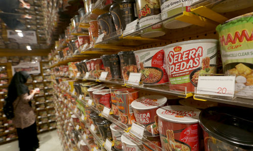 <p>Pengunjung memilih varian produk mie instan di gerai KKV pusat perbelanjaan Mal Central Park, Jakarta, Jum’at, 8 Januari 2021. Foto: Ismail Pohan/TrenAsia</p>
