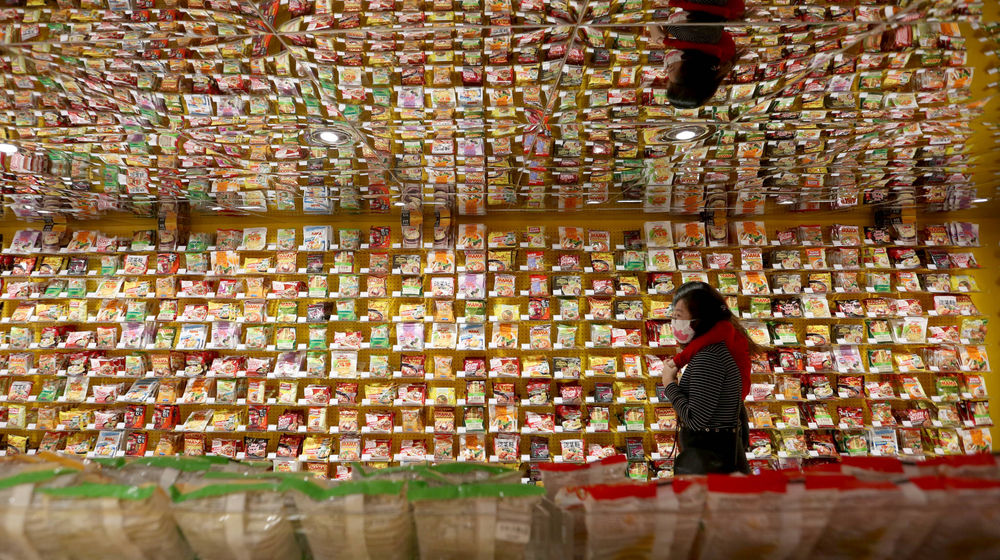 <p>Pengunjung melintas diantara varian produk mie instan di gerai KKV pusat perbelanjaan Mal Central Park, Jakarta, Jum’at, 8 Januari 2021. Foto: Ismail Pohan/TrenAsia</p>