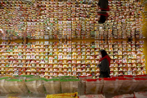 <p>Pengunjung melintas diantara varian produk mie instan di gerai KKV pusat perbelanjaan Mal Central Park, Jakarta, Jum’at, 8 Januari 2021. Foto: Ismail Pohan/TrenAsia</p>
