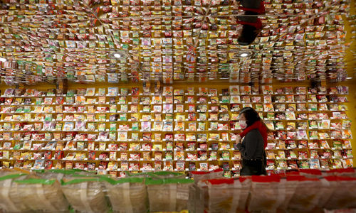 <p>Pengunjung melintas diantara varian produk mie instan di gerai KKV pusat perbelanjaan Mal Central Park, Jakarta, Jum’at, 8 Januari 2021. Foto: Ismail Pohan/TrenAsia</p>
