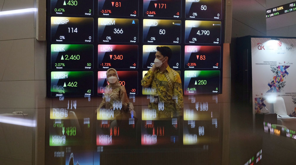 <p>Karyawan melintas dengan latar belakang layar pergerakan Indeks Harga Saham Gabungan (IHSG) di gedung Bursa Efek Indonesia (BEI), Jakarta, Senin, 4 Januari 2021. Foto: Ismail Pohan/TrenAsia</p>
