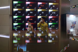<p>Karyawan melintas dengan latar belakang layar pergerakan Indeks Harga Saham Gabungan (IHSG) di gedung Bursa Efek Indonesia (BEI), Jakarta, Senin, 4 Januari 2021. Foto: Ismail Pohan/TrenAsia</p>
